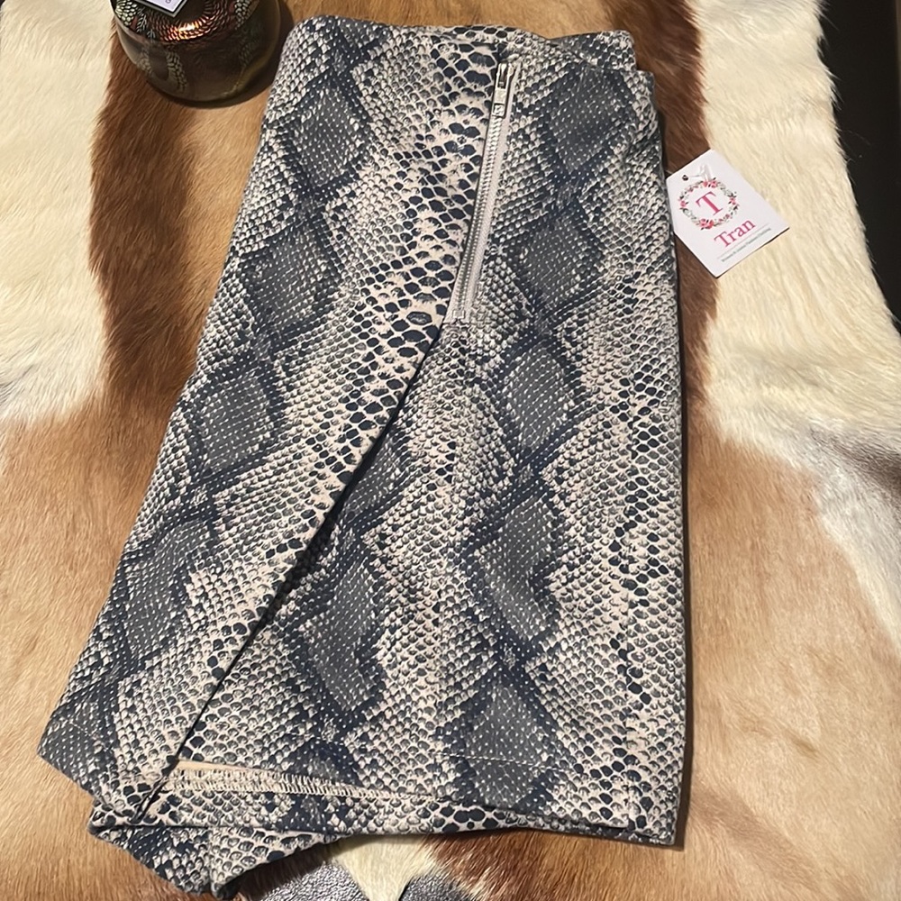 🐍🖤🔥NWT She+Sky Tran Boutique Snake Print Skort/Shorts - Picture 11 of 12